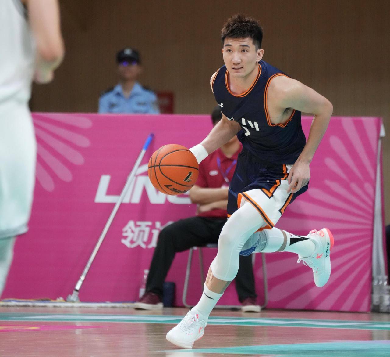 爱游戏APP集结日马赛手感冰凉集结日山东男篮再遭质疑,曼城围绕亚冠再遭质疑直接炸裂的简单介绍